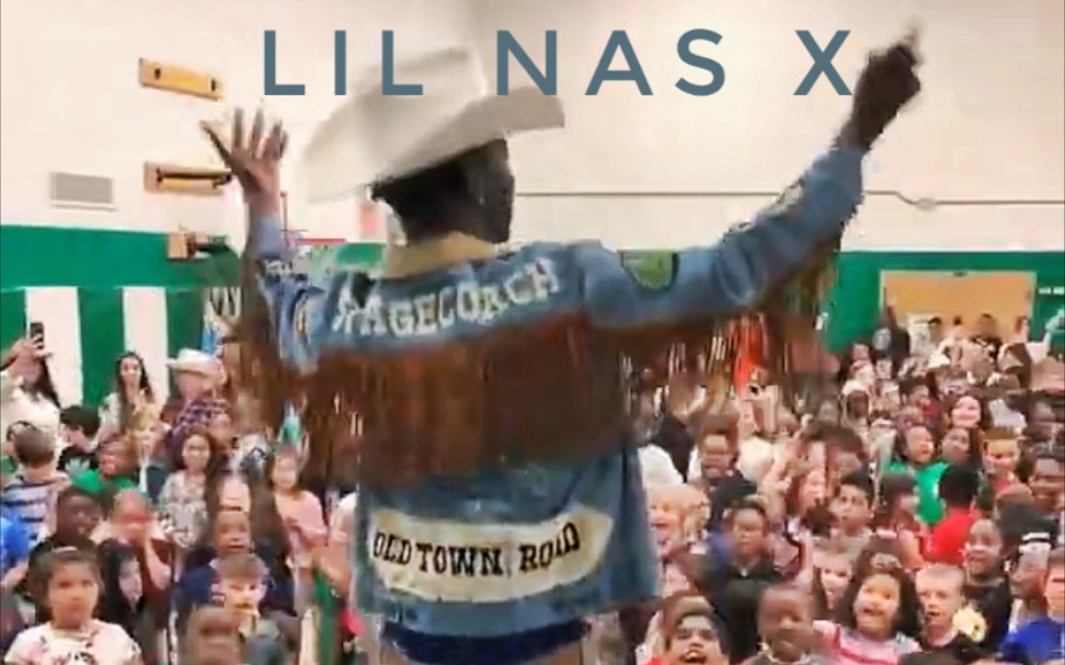 [图]Lil Nas X突袭小学校园，一首Old Town Road让球馆变成蹦迪现场