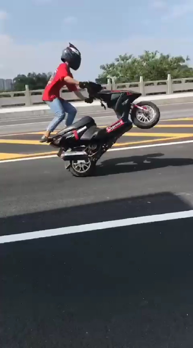 大马路上玩翘头?#鬼火##鬼火特技