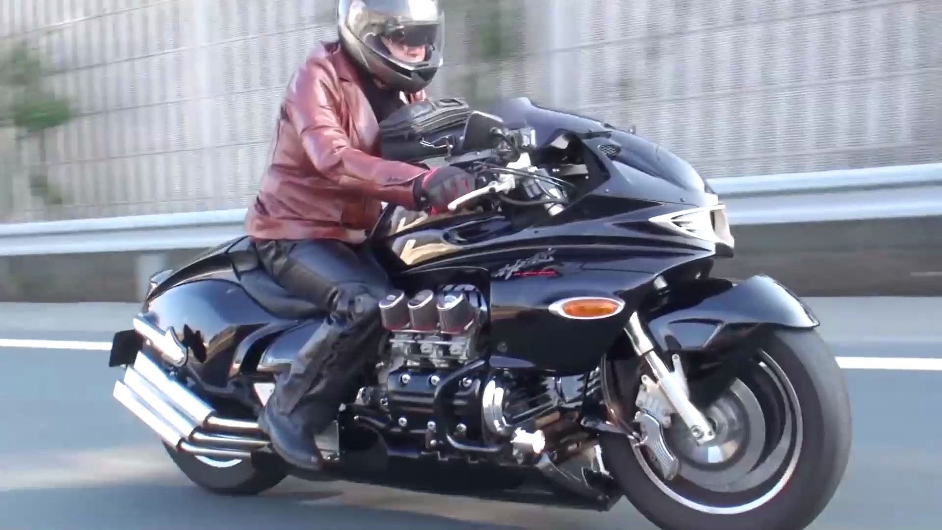 限量100台的本田龙神摩托车,排气量1520cc,重达305公斤6排气