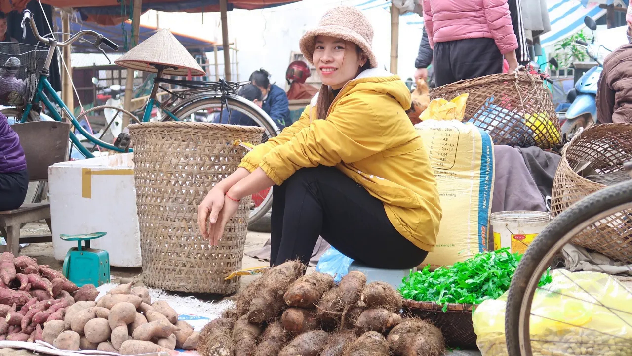 [图]住深山里的农村女孩，山洞旁挖到的野山芋，拿着赶集卖掉换钱花