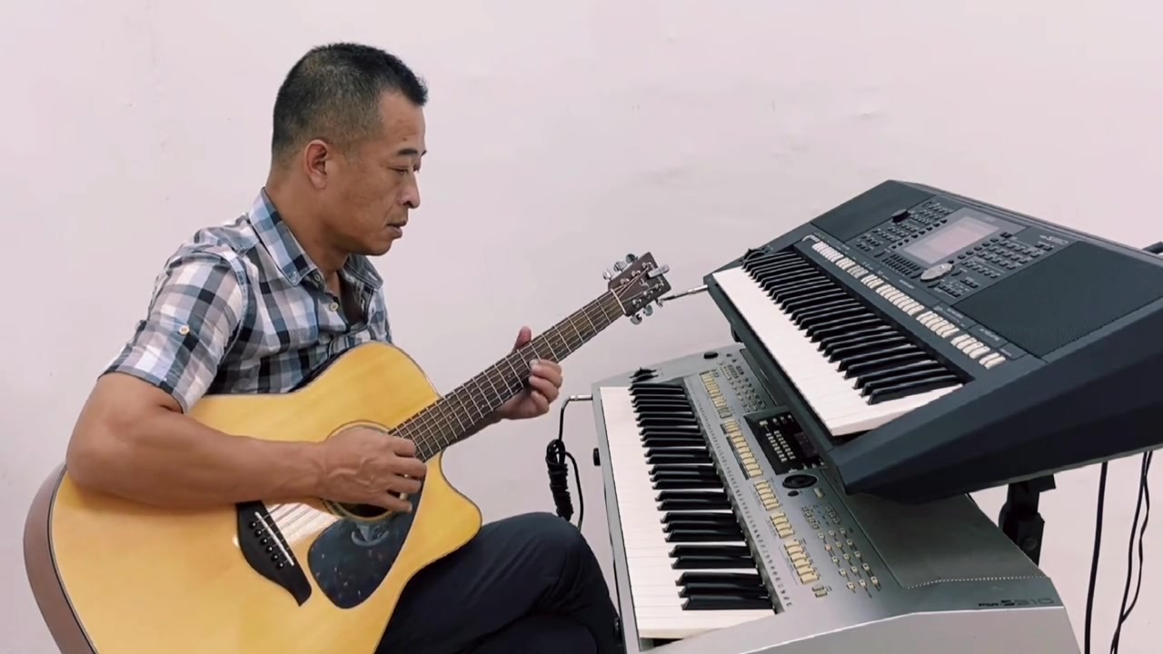 70后大叔吉他演奏经典老歌垄上行优美流畅的旋律回忆童年震撼吧