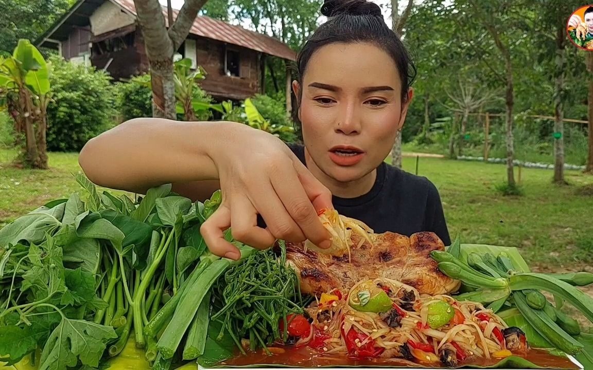 泰国美食——木瓜丝沙拉配上烤鸡搭配苦瓜藤、臭菜、空心菜哔哩哔哩bilibili