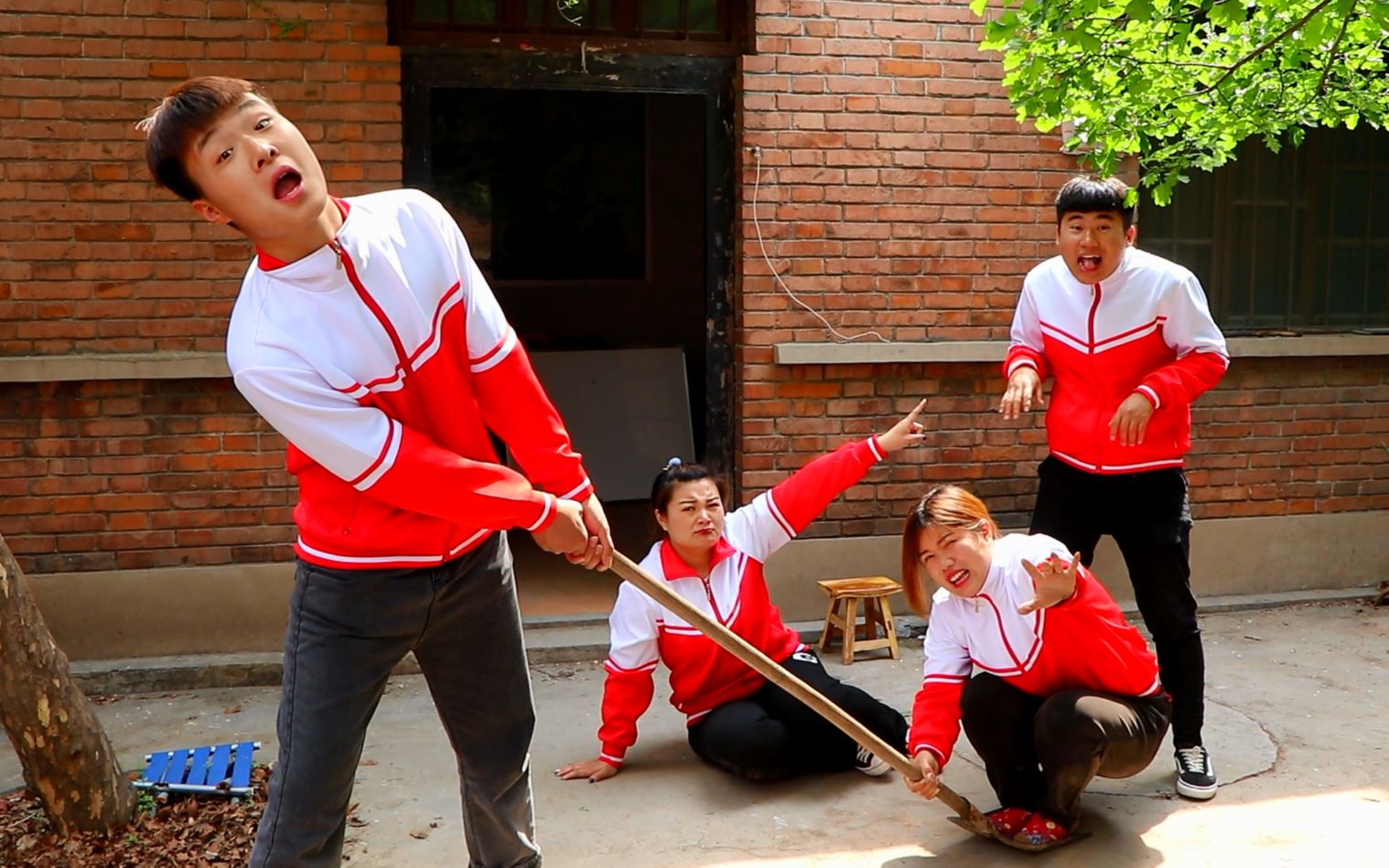 童年剧:佳佳和小伙伴玩"转铁锹",小时候玩具少,铁锹就是玩具