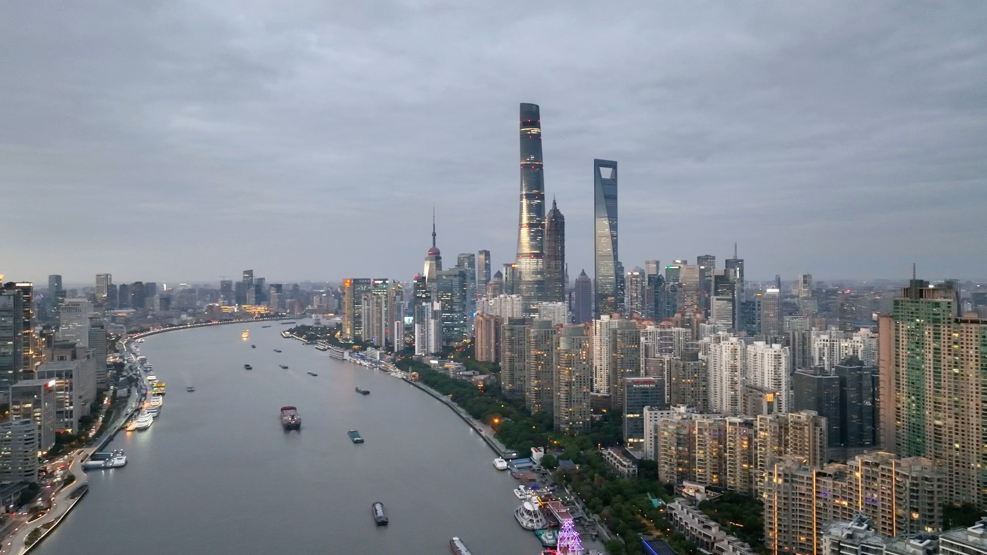 魔都真的太震撼了,这里是陆家嘴 世界金融中心,黄浦江两岸的豪宅都是