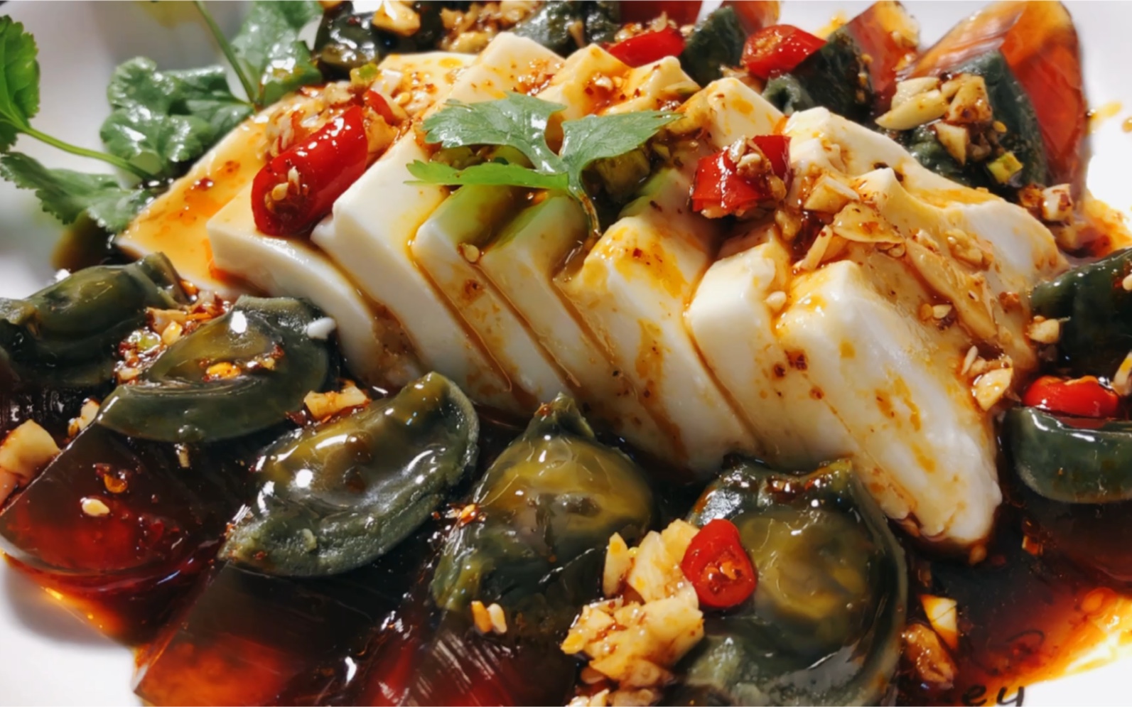 五分钟搞定年夜饭凉菜 皮蛋凉拌豆腐