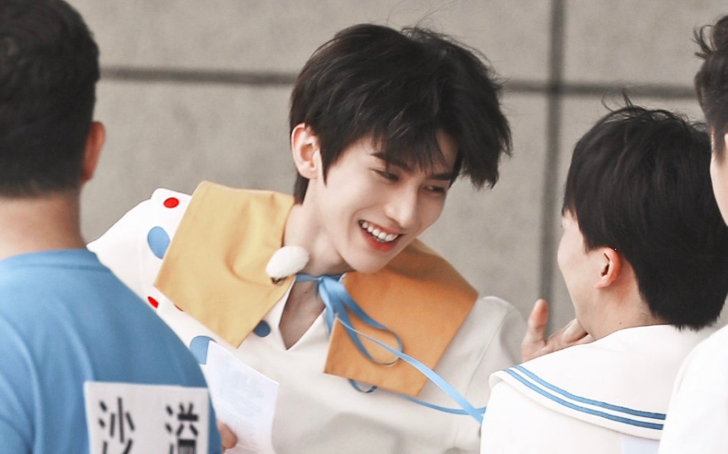 跑男路透蔡徐坤小丑造型给爱坤们扔熊甜到炸kunikunszd