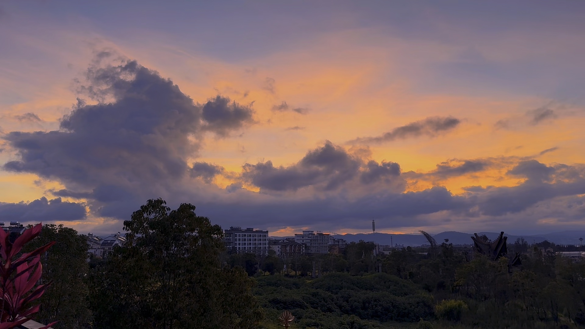 云南早霞映天穹,绚丽多姿彩云中.万道金光穿云裂,神奇景象令人崇.