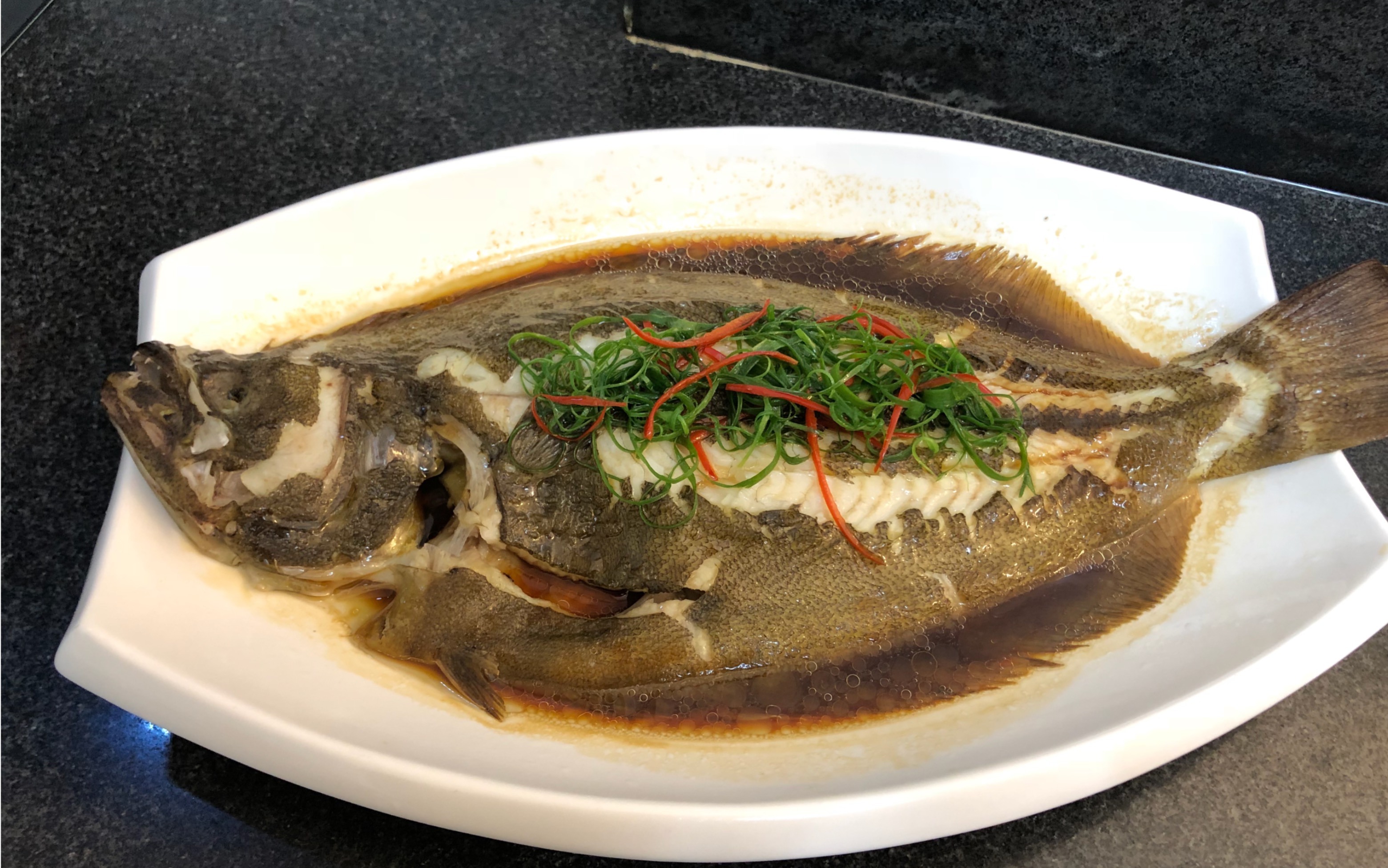 海边人教你清蒸鱼简单又好吃的做法,原汁原味,鱼肉鲜嫩爽滑