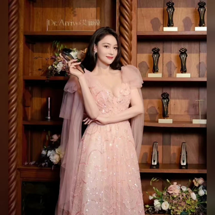 张馨予粉色长裙美图