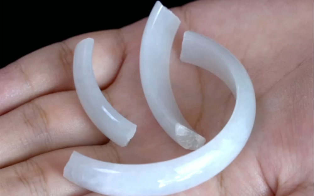 断成三节还有一条裂纹的翡翠手镯修复完成