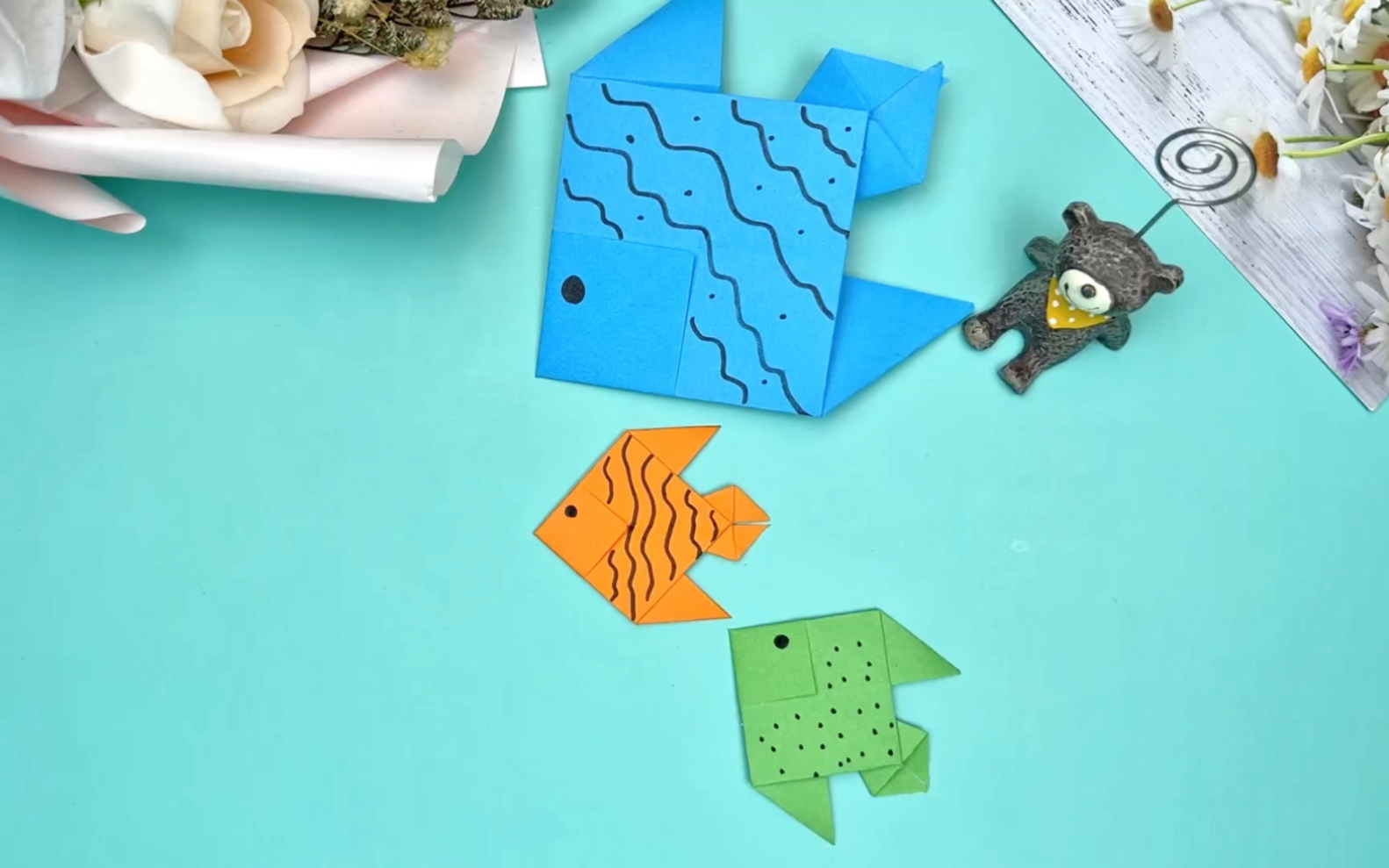 简单的小鱼折纸教程,还可以用喜欢的线条来装饰.