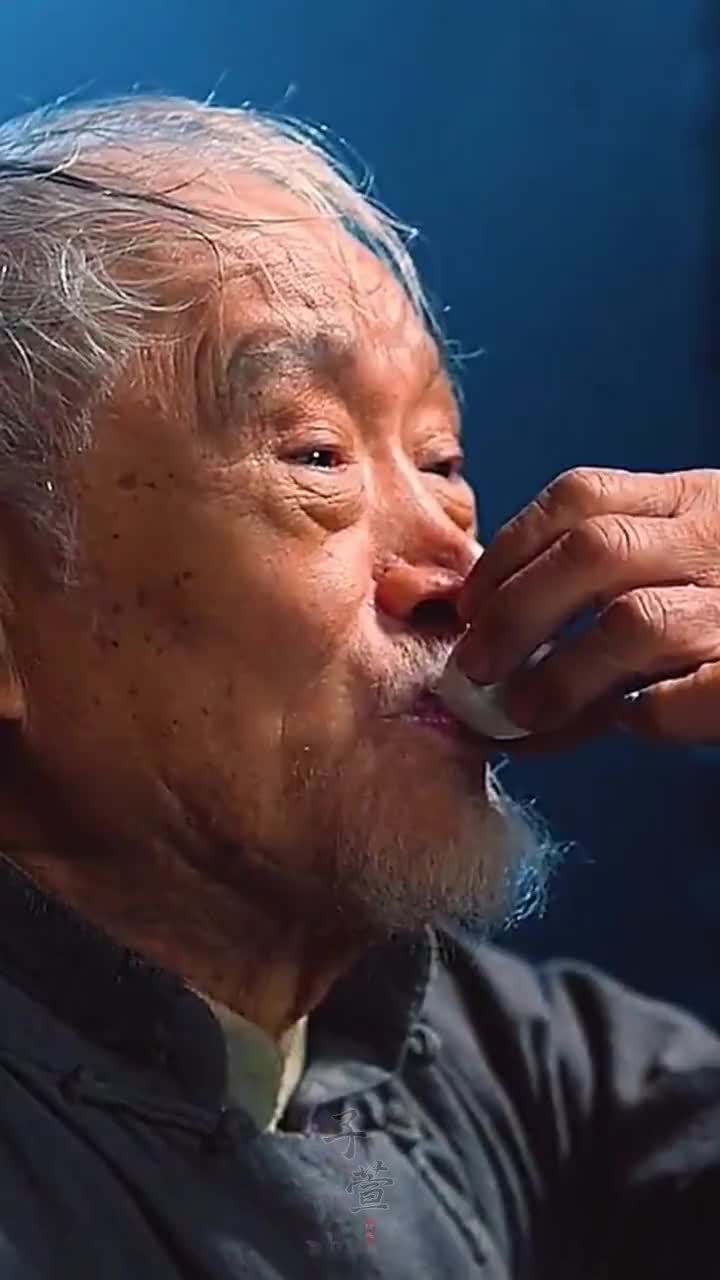 青丝白发一瞬间,年华老去何谁言,春风若有怜花意,可否许我在少年.