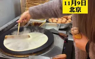 Video herunterladen: 煎饼师傅不在，女顾客自己动手摊煎饼，动作娴熟惊呆看老板