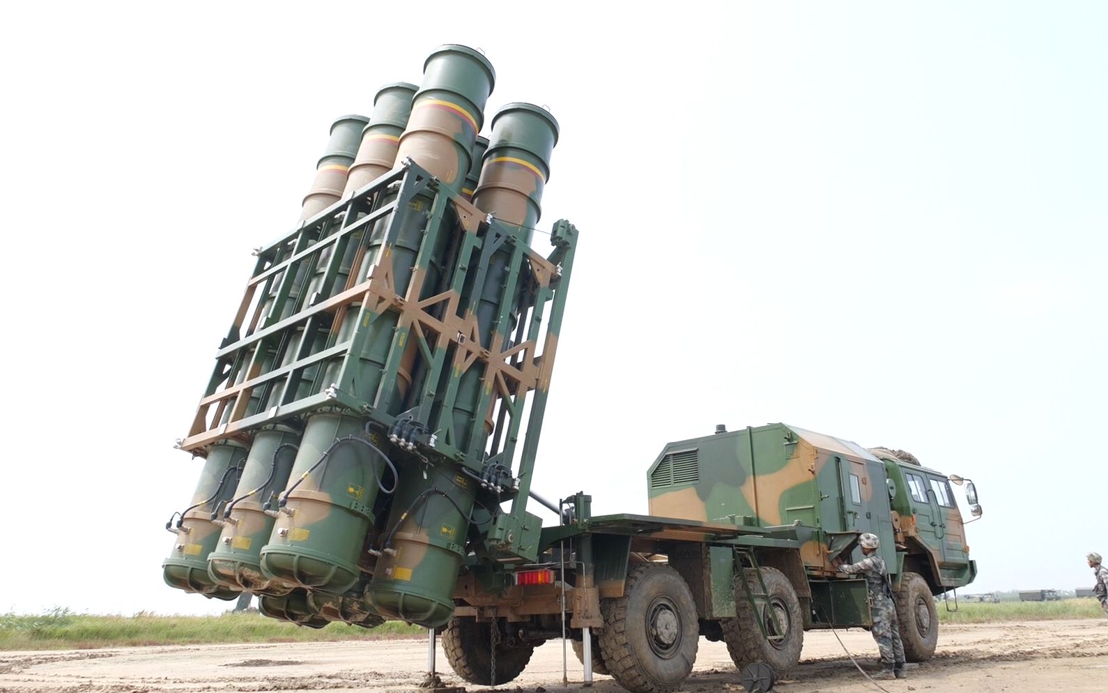 陆军第71集团军某防空旅开展陆空对抗演练