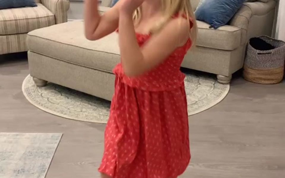 [图]Little miss got the moves😎 Me on the other hand.. 😅