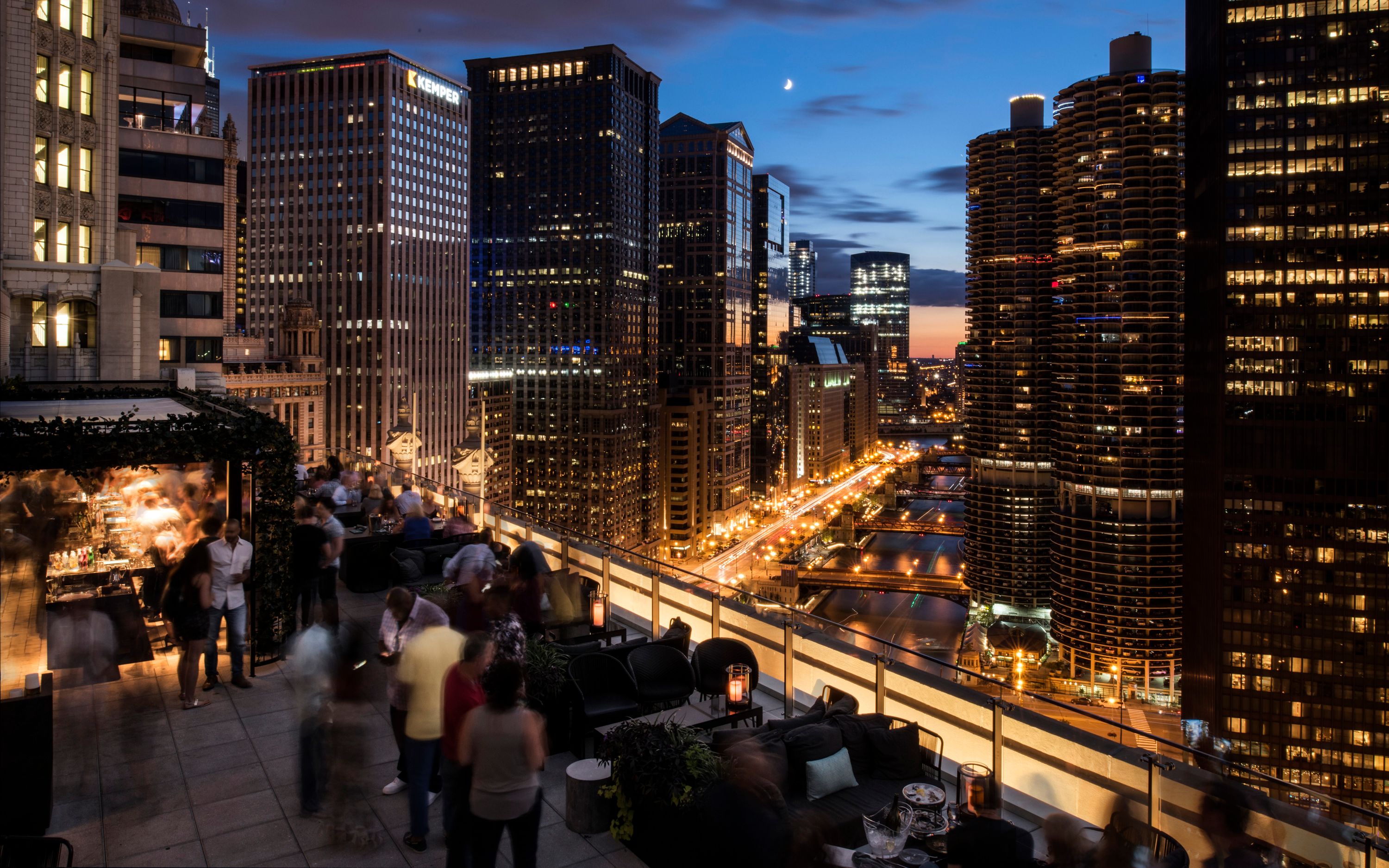 在london house酒吧看芝加哥城市夜景灯光 天空中的月亮