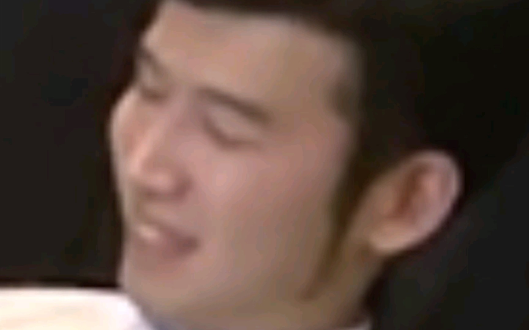 我修院看着美食露出了灿烂的笑容