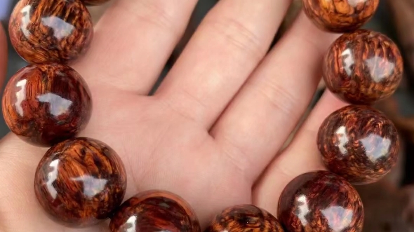 超漂亮的留疤花梨公手串,高密度高油脂的,手感超强哦.规格:1.8*13颗.