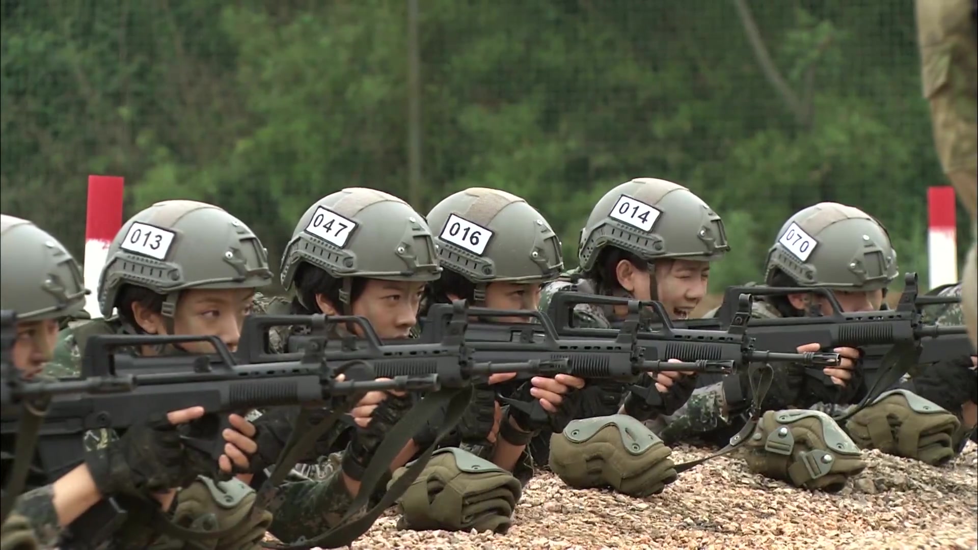 特种兵之火凤凰:唐笑笑胳膊受伤,却还在那笑,训练训傻了1