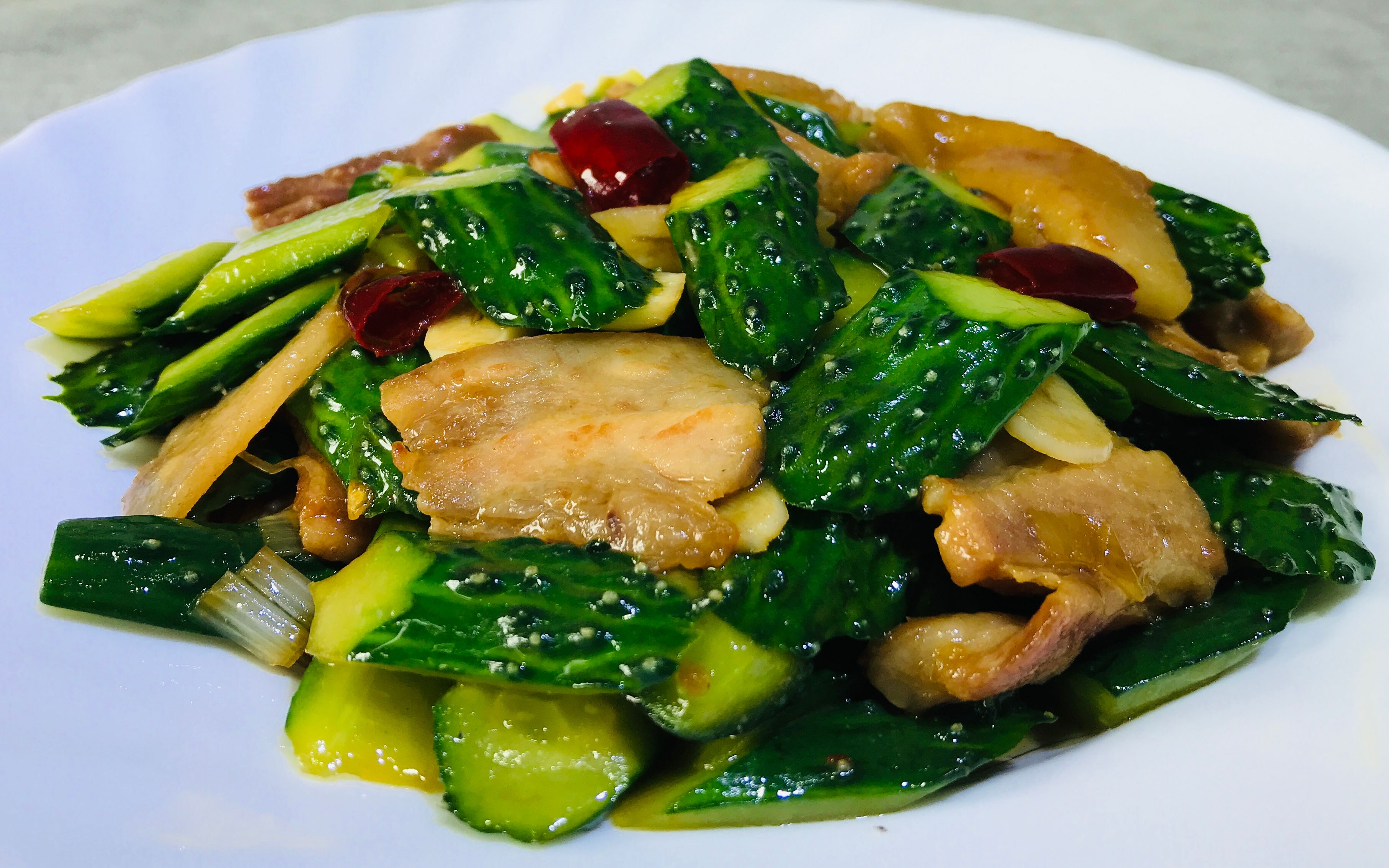 黄瓜搭配五花肉,教你一道地道的家常菜,黄瓜脆嫩入味,营养好吃