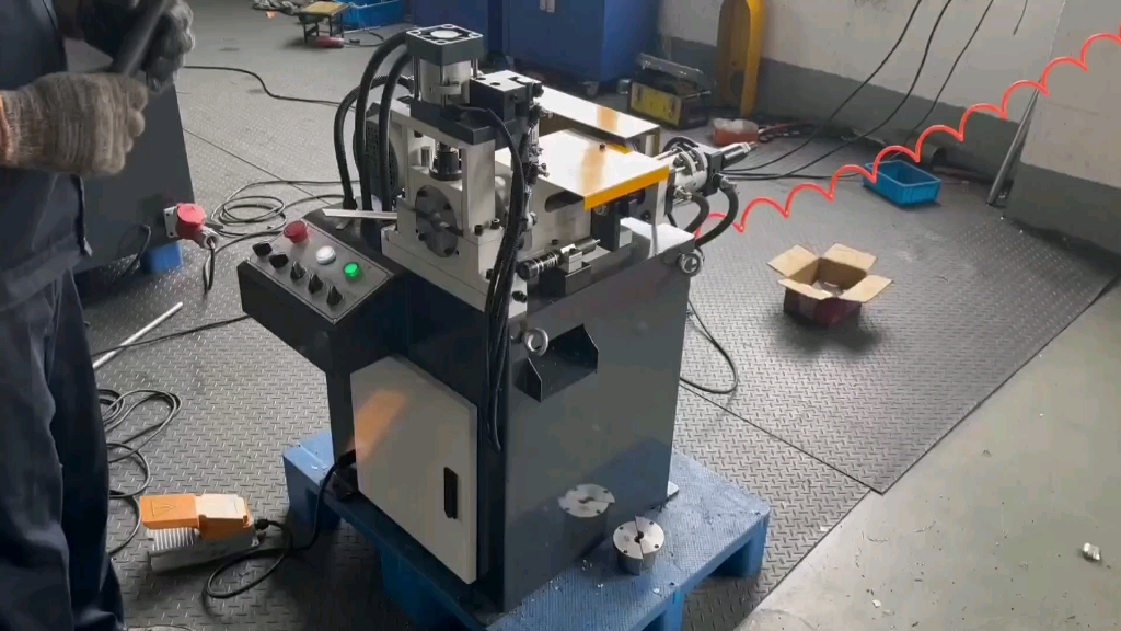 半自动单头倒角机,实心圆棒钻孔倒角一次成型,速度快效率高