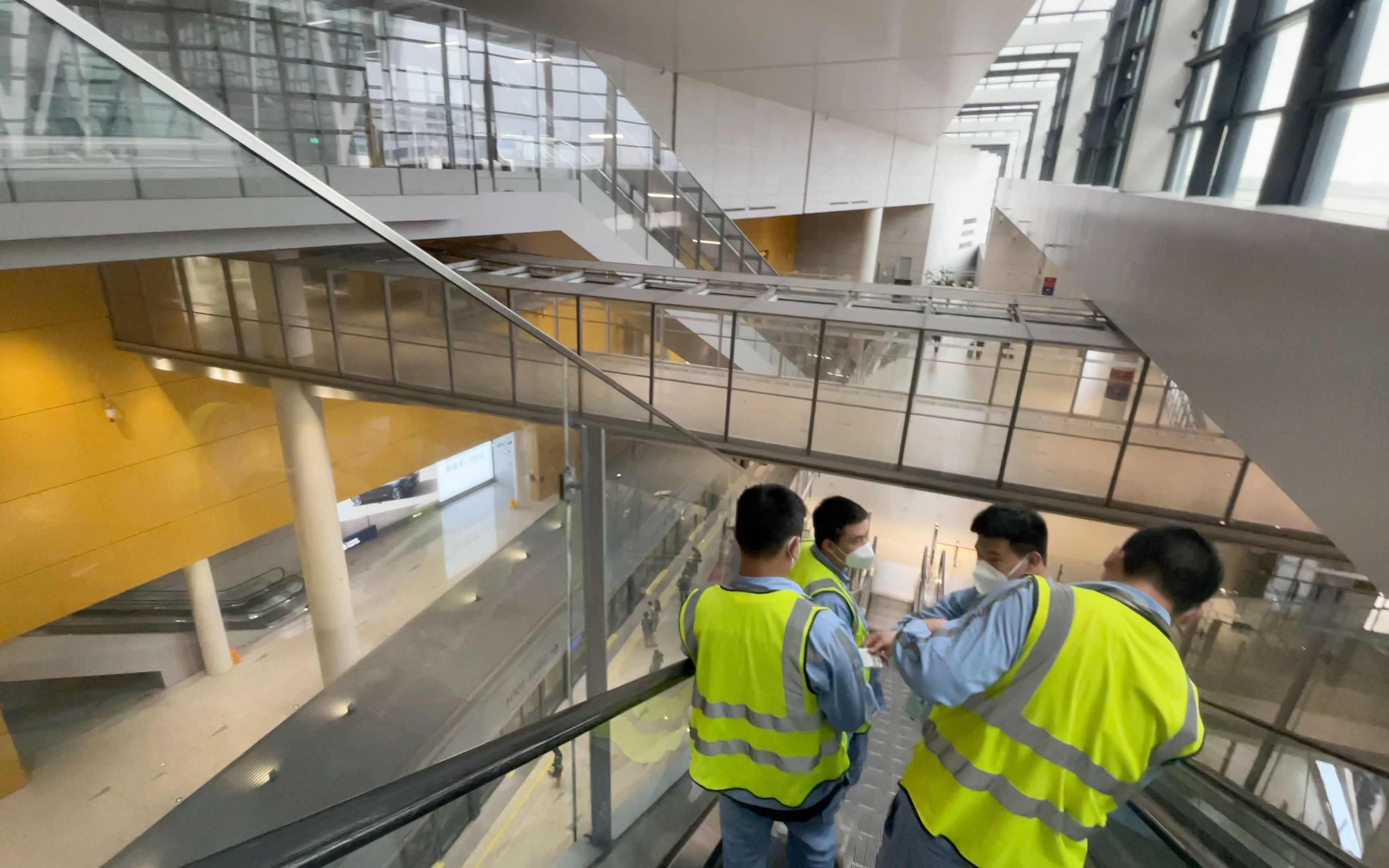 【体验】浦东机场捷运无座大地铁 t2航站楼-s2卫星厅