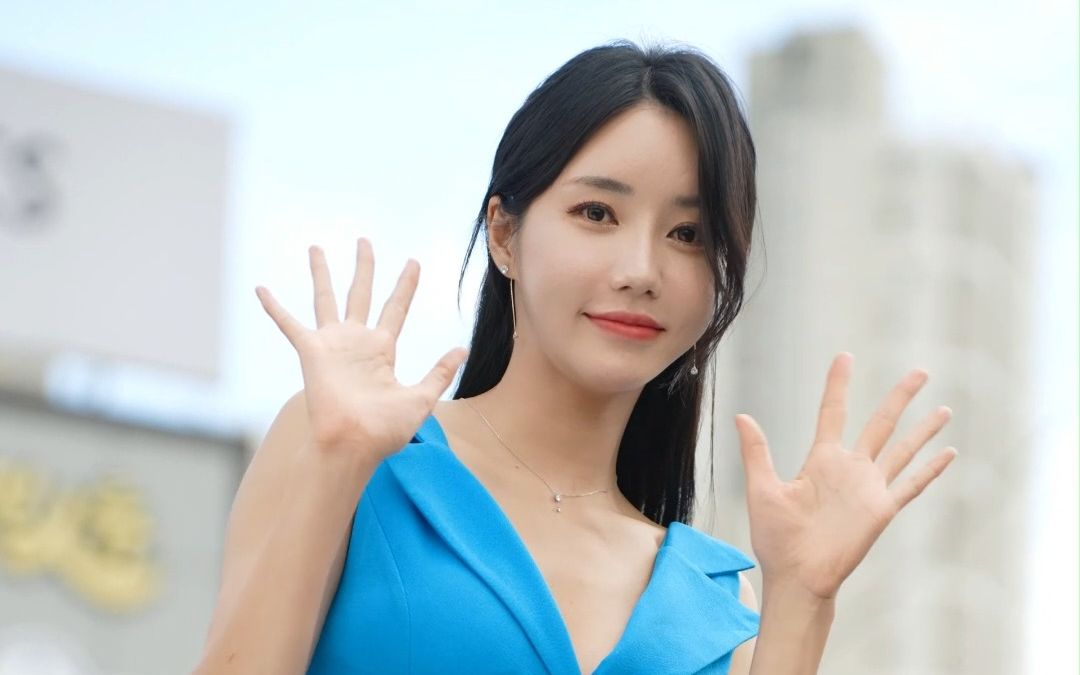 韩国超高人气美女车模林率雅,率性大方,美丽优雅,笑容甜美,人如其名!