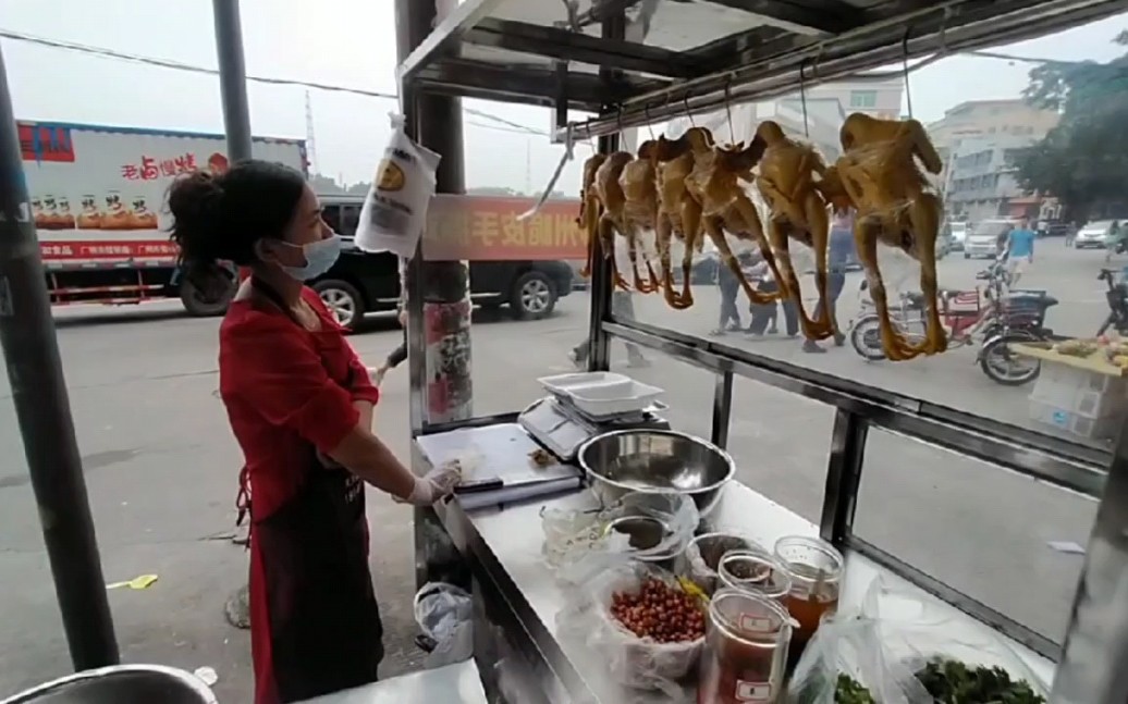 和广西表妹合伙摆摊卖脆皮手撕鸡第一天虽然天气不好但是就剩一个翅膀