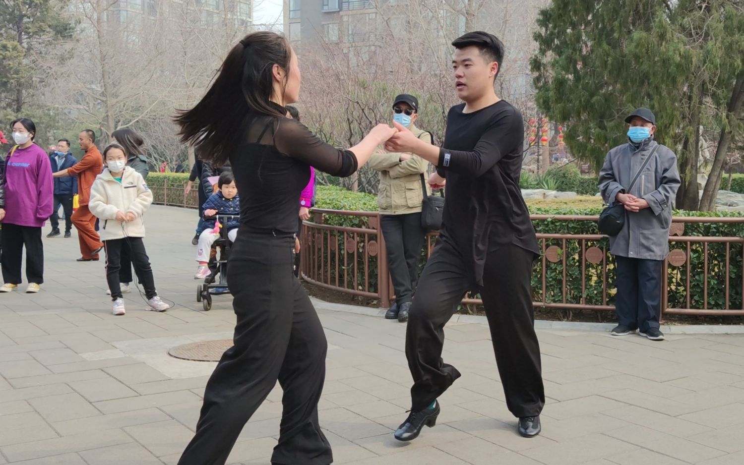 [图]运动贵在坚持，请欣赏小涛老师和烟火老师表演《吉特巴》舞步新颖