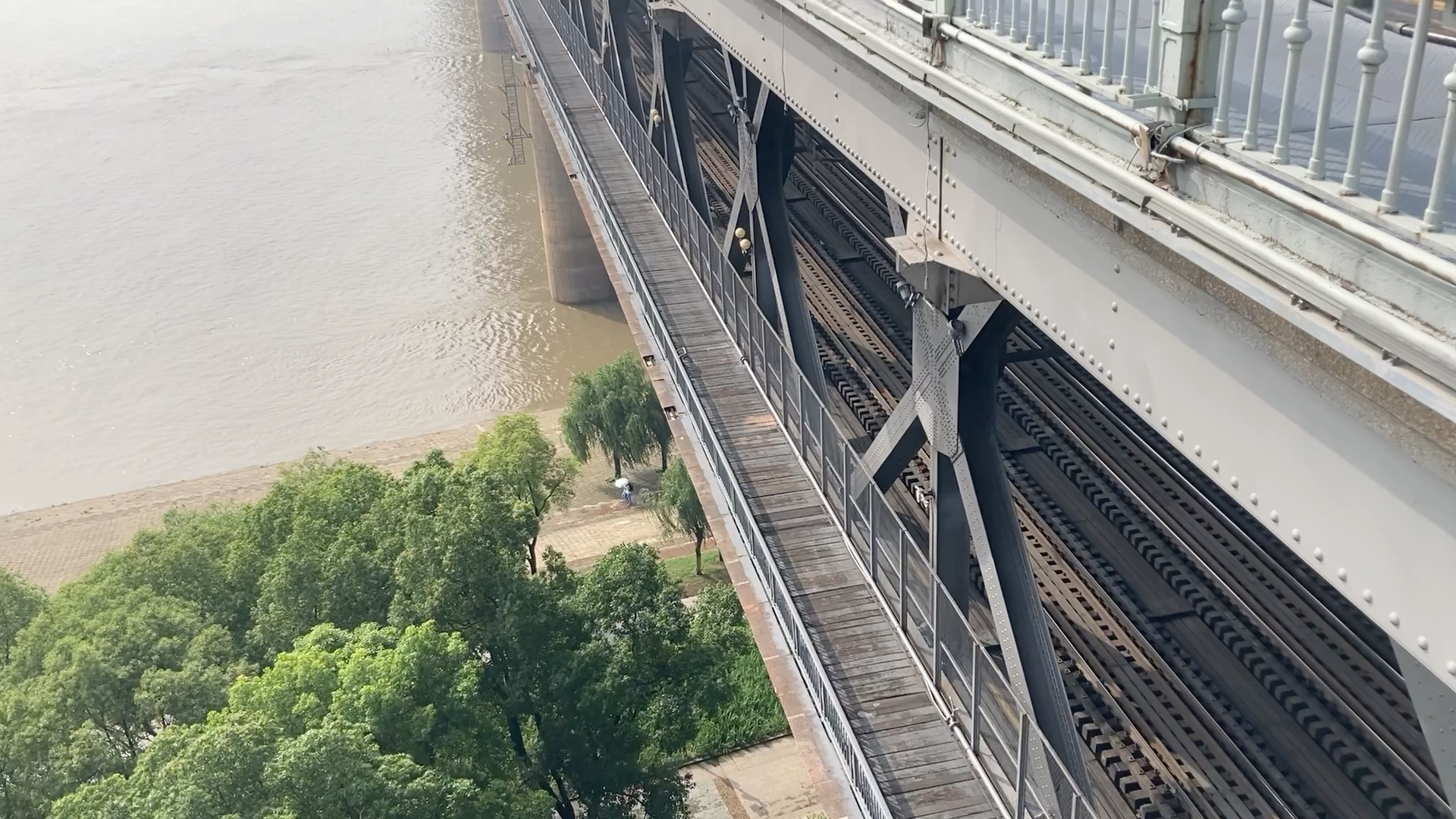 雄赳赳氣昂昂,跨過武漢長江大橋,下面有火車跑,上面有汽車和行人過