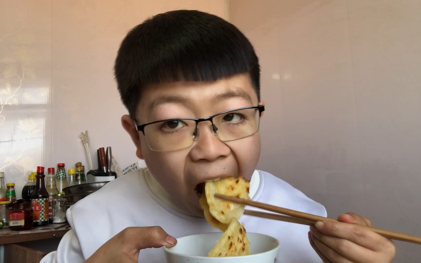 农村小飞阳:糖饼配三丝这个吃法有点"嘚",农村生活真豪迈