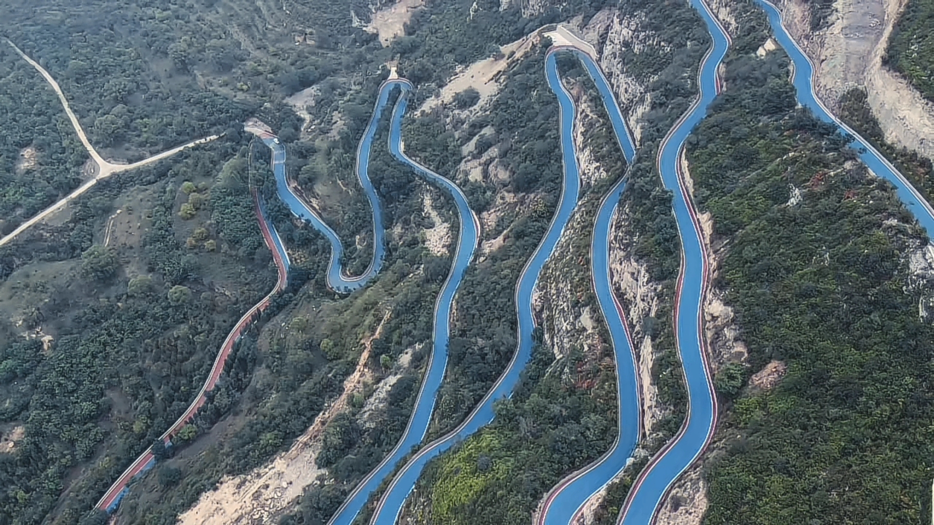 太原王封一线天,网红彩虹公路