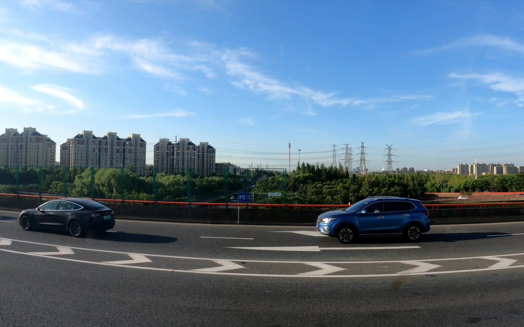 「记录上海」坐车飞驰在五洲大道上,一路向东,秋高气爽,天空湛蓝