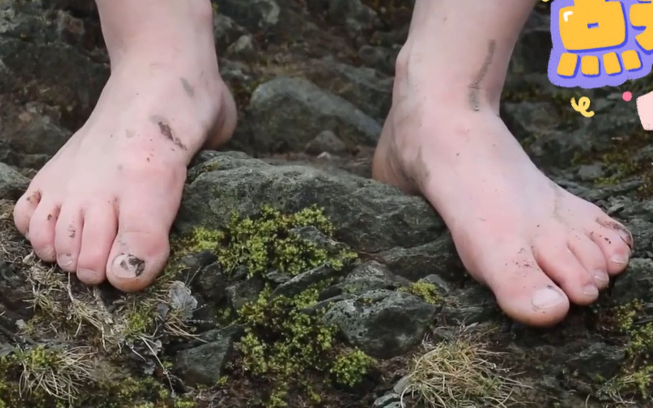 国外小姐姐挑战光脚爬山,光脚真的不怕穿鞋的-xsjs_-默认收藏夹-哔哩