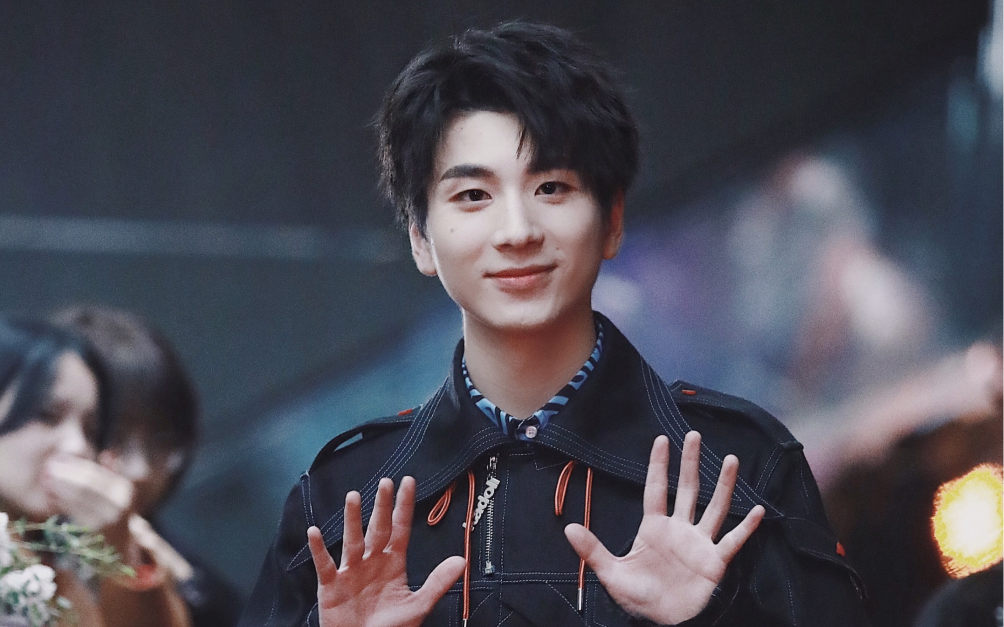 蔡程昱芒果跨年发布会红毯采访