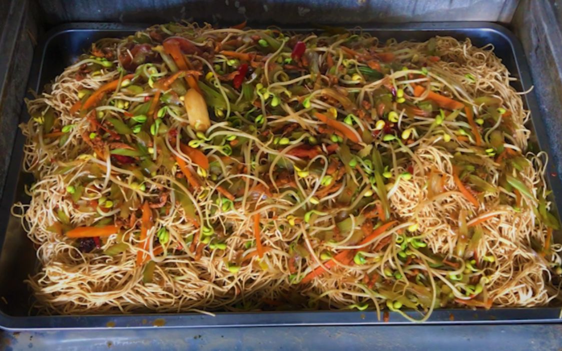 工地大锅饭:工地上做这饭是真好吃啊,香的民工们个个都吃三大碗!