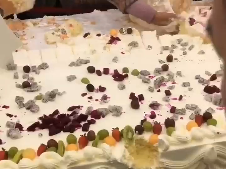 当大爷大妈们出现在巨大生日蛋糕分享现场时