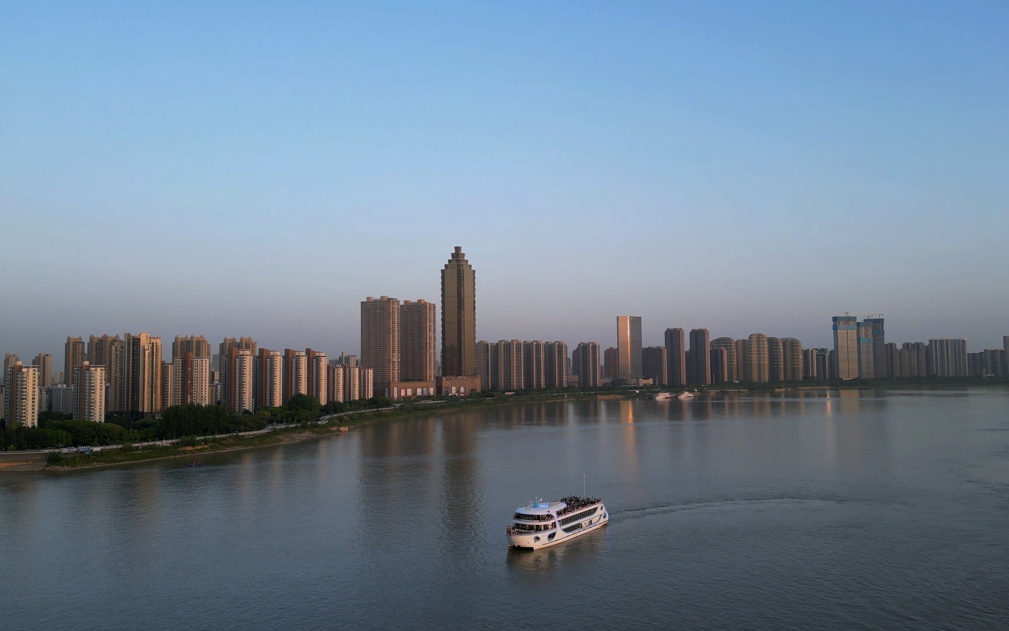 大疆mini3pro航拍芜湖长江一镜到底追游艇