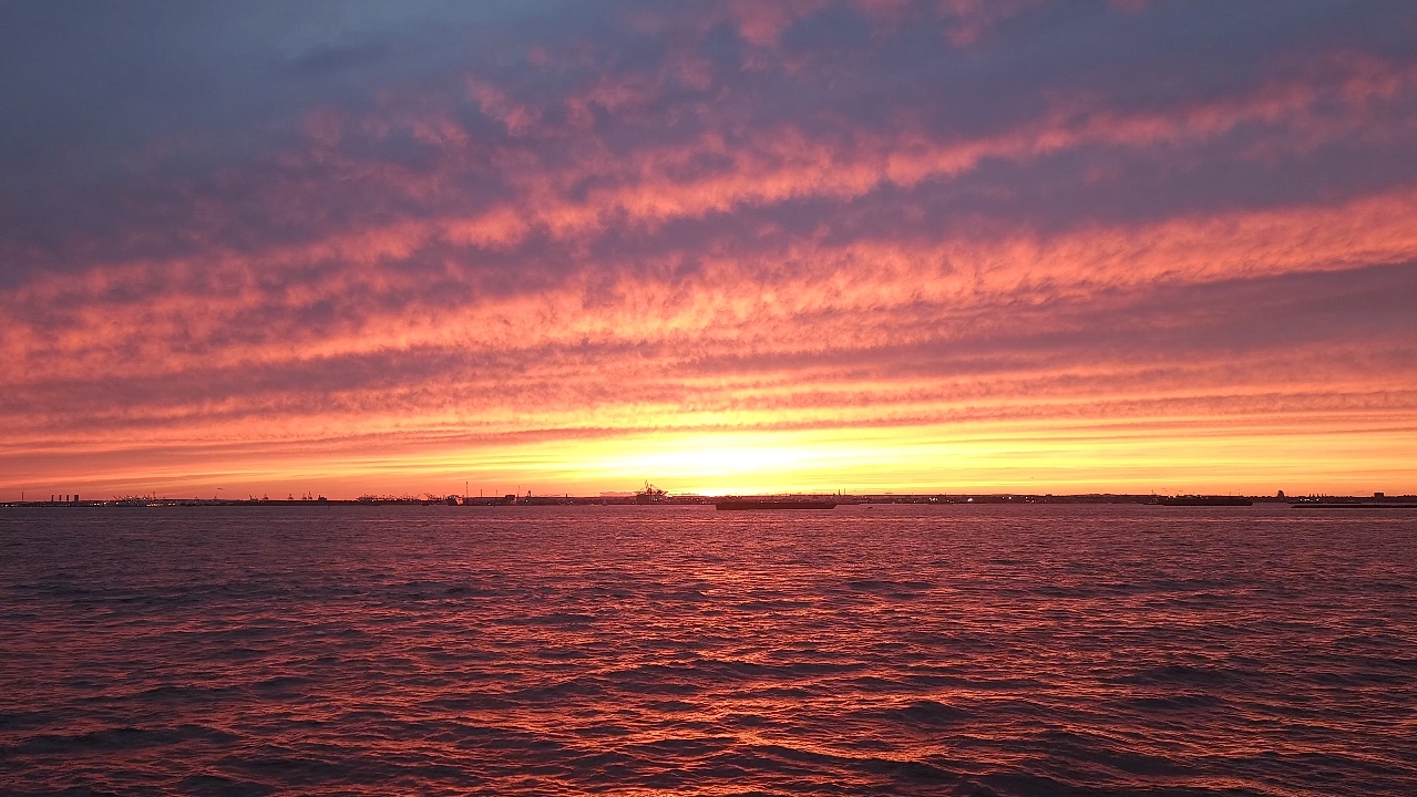 粉色的天空和海洋