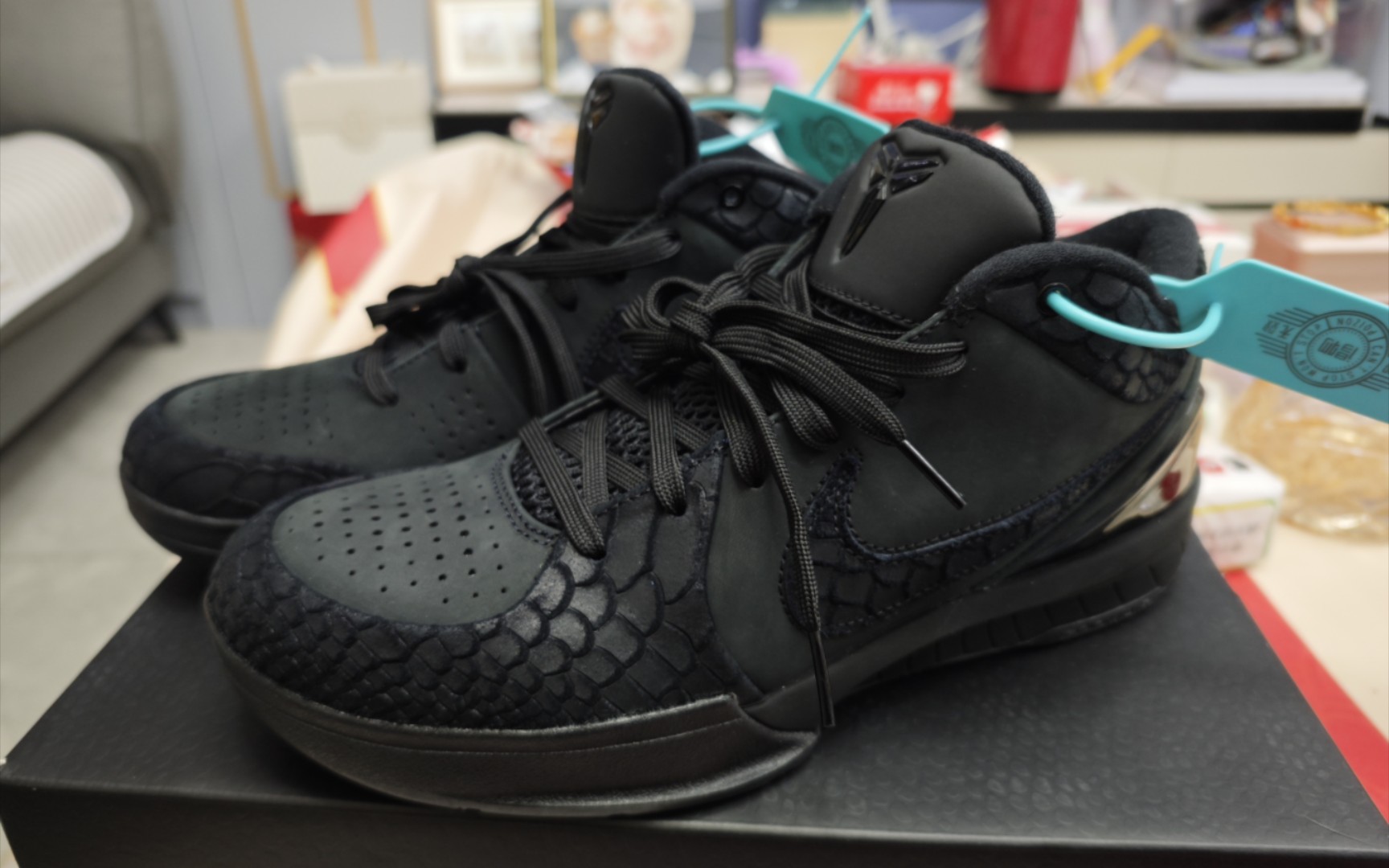兜兜转转终于满意了,科比4黑曼巴开箱～这是目前可以买到的最便宜的