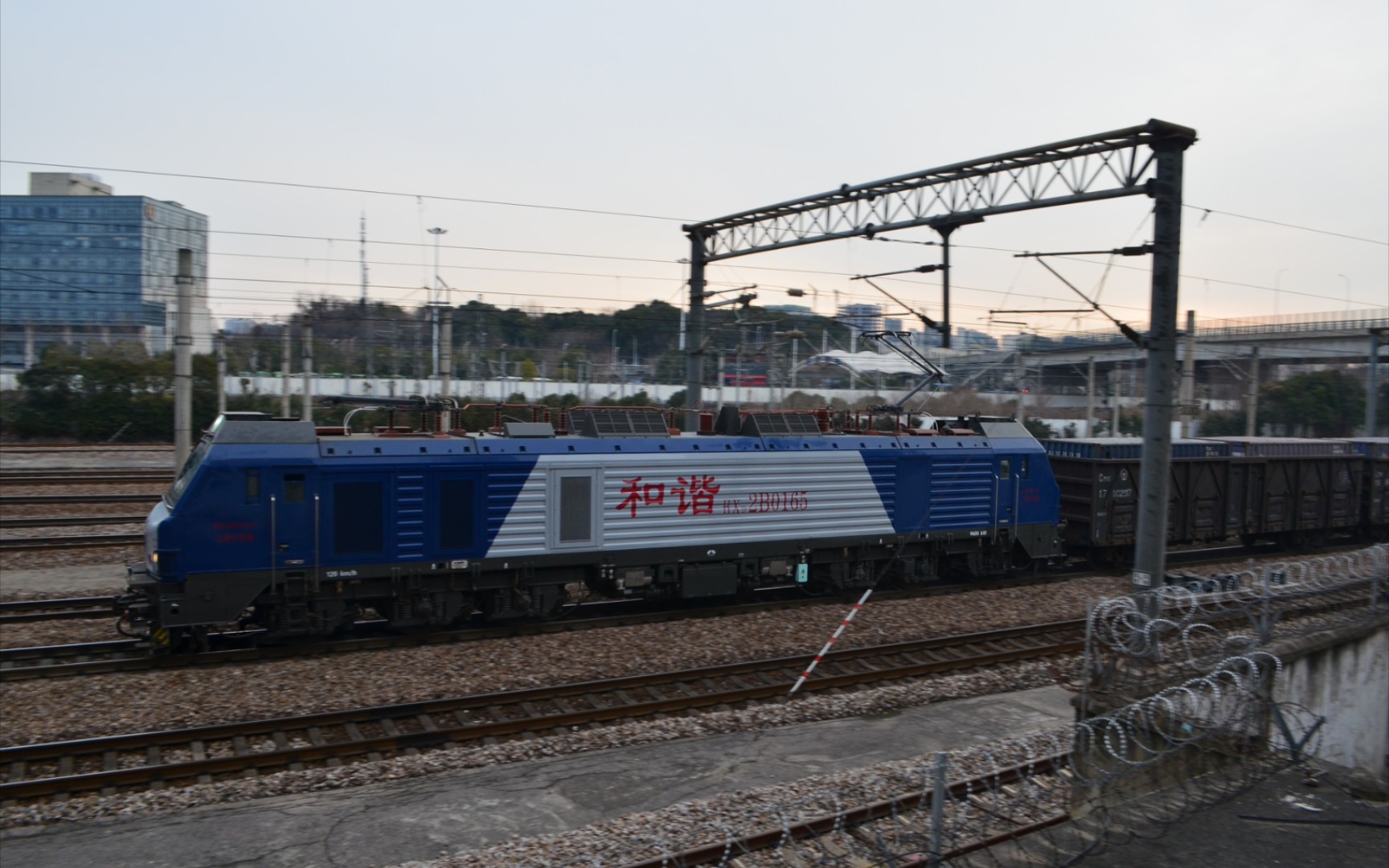 京沪线hxd2b牵引上行行包货列高速通过南京站