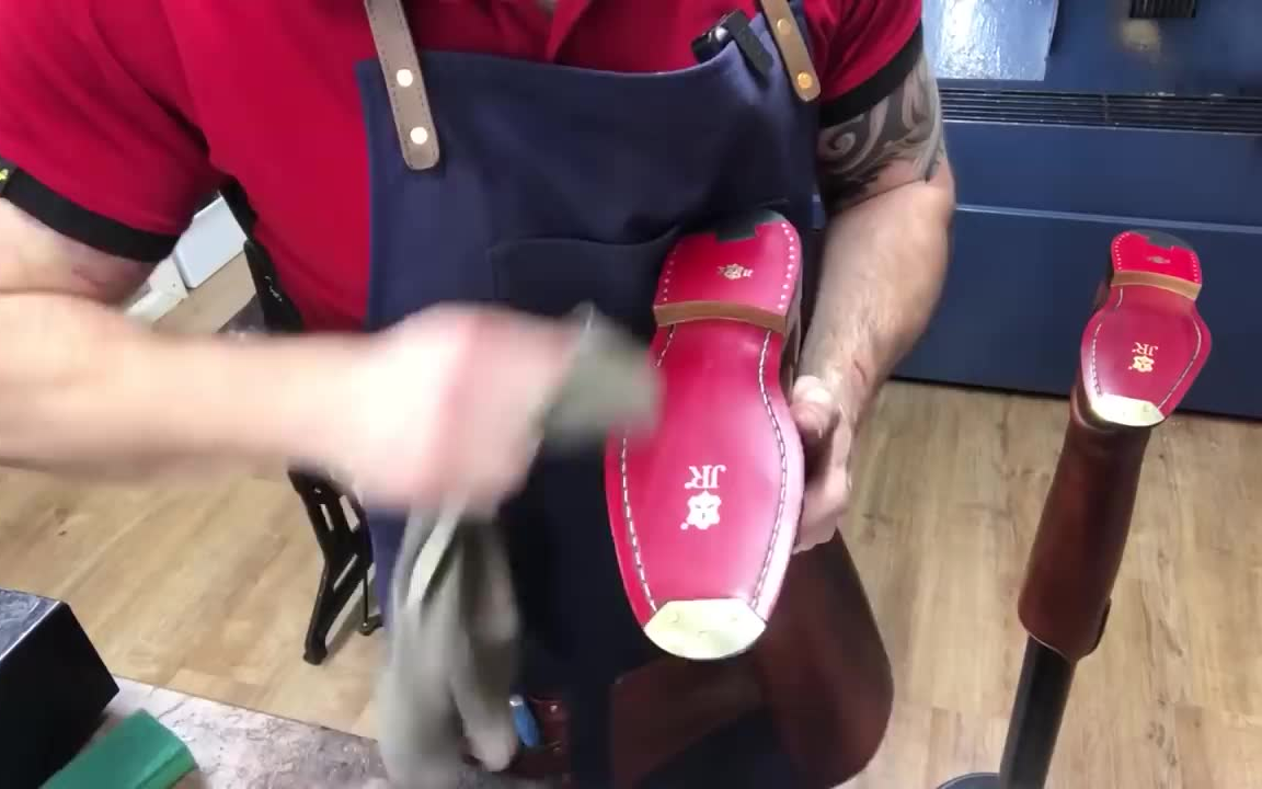 [图]【匠人】 鞋匠修鞋换底 Tring shoe repair & key shop