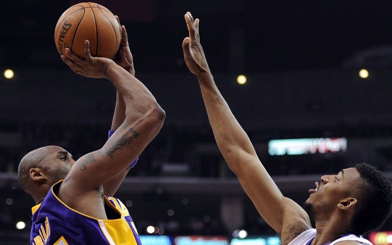 科比中距离单打对手直接投篮,招牌动作防不住!