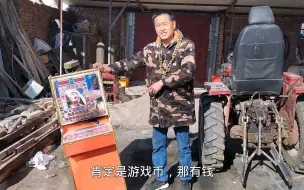 Скачать видео: 废品站买个报废老虎机，听着里面有东西响，砸开之后惊喜不断