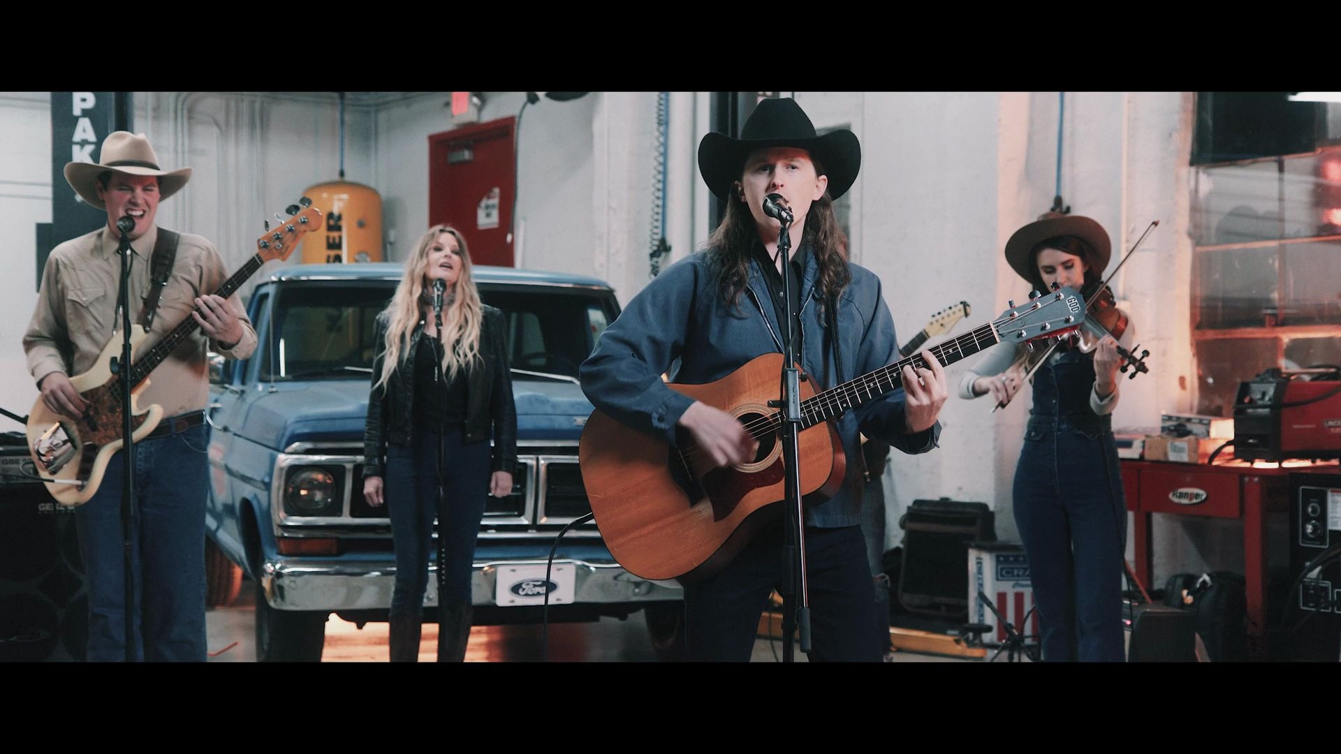 乡村音乐悠闲放松,叙事性的演唱最适合说故事