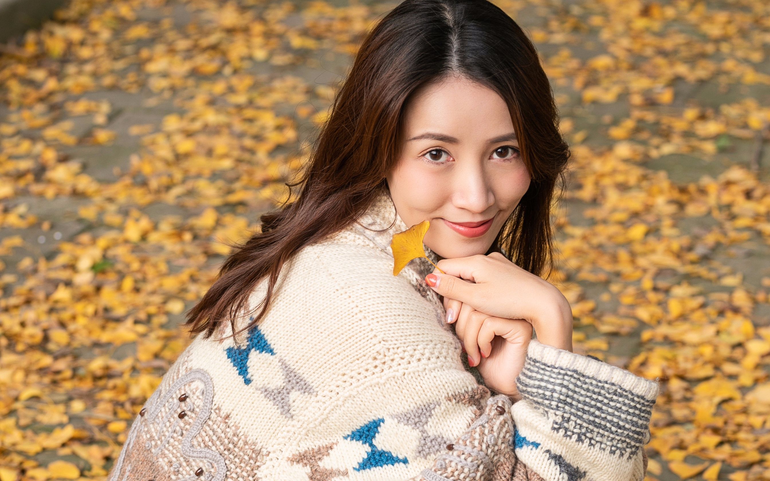 约了网红小姐姐拍银杏(5d4 适马85 1.4art)