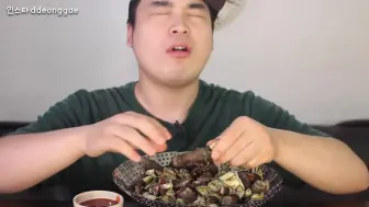 Video herunterladen: 【ddeong-gae吃捞蛤】Real sound eating show of turtle's hands shaped clams