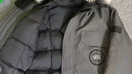 冬奥加拿大鹅羽绒服图片