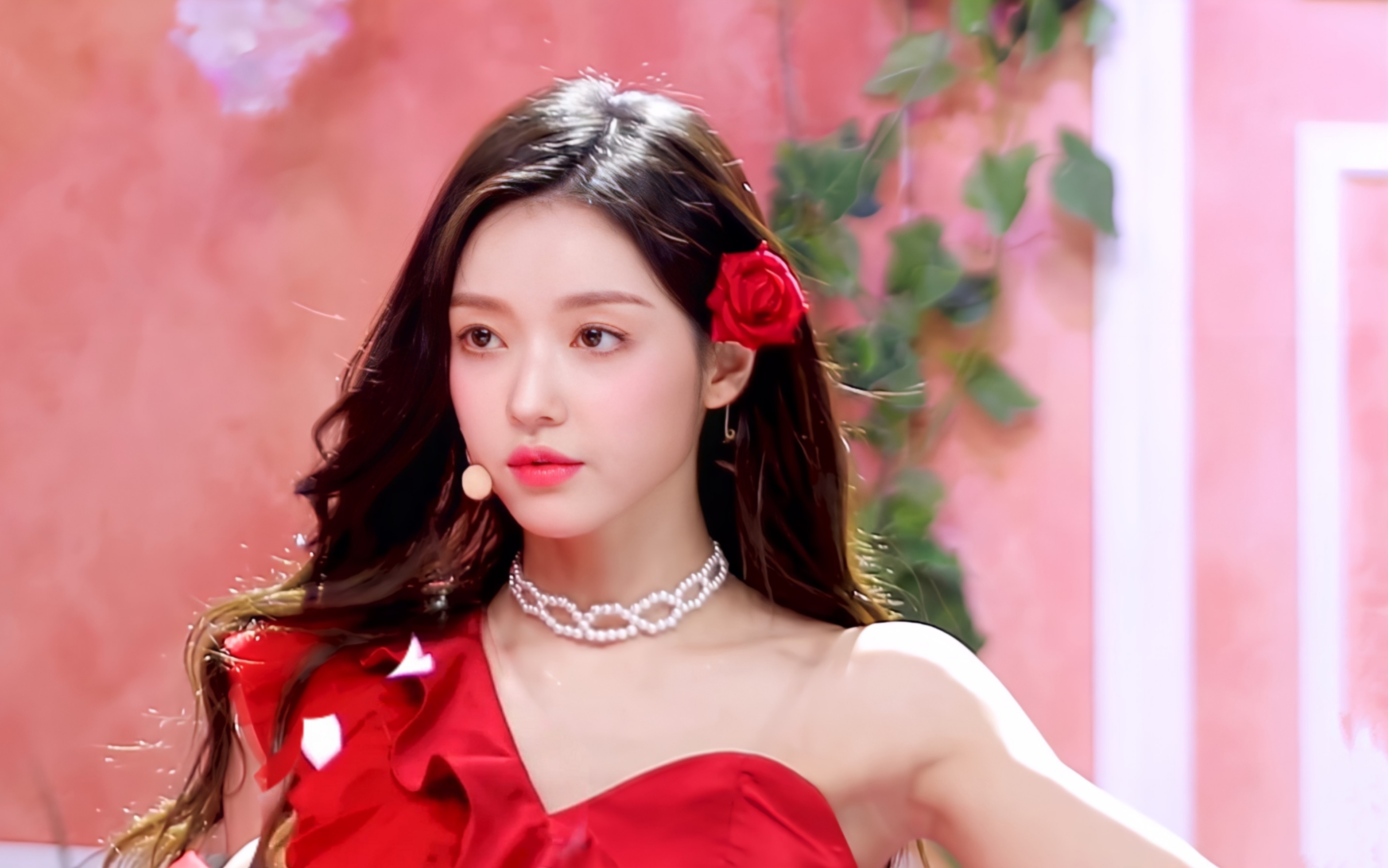 yooa刘諟我红衣亮眼我都说腻了看美女在现骂人