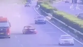 “轻轻”一碰，头破血流。道路千万条，安全第一条，远离大卡车
